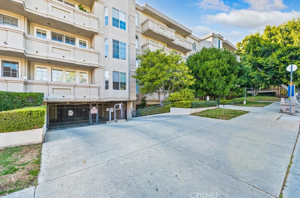 575 Barrington Ave, Los Angeles CA  90049-4313 exterior