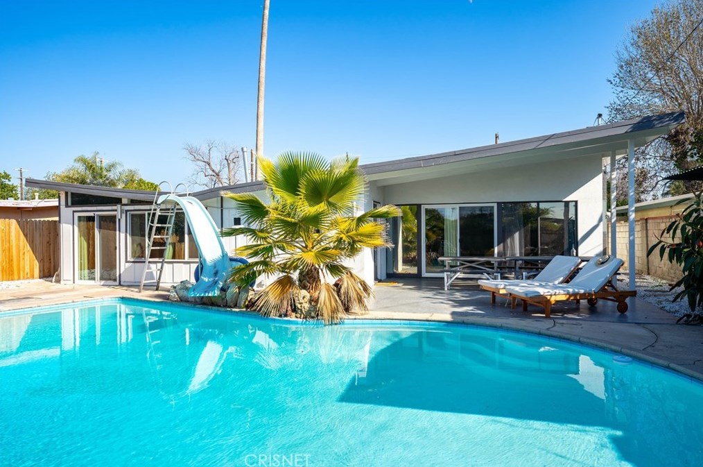 7743 White Oak Ave, Los Angeles CA  91335-2239 exterior