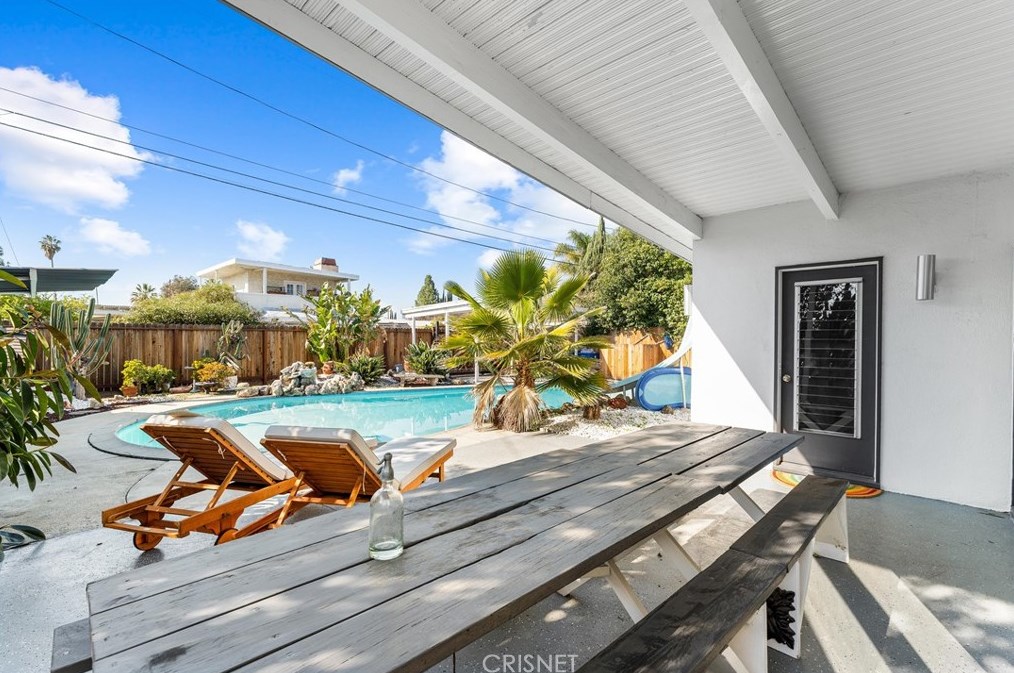 7743 White Oak Ave, Los Angeles CA  91335-2239 exterior