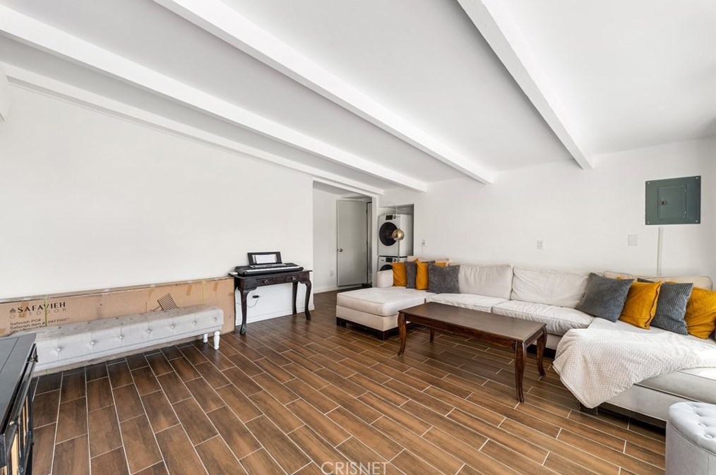 7743 White Oak Ave, Los Angeles CA  91335-2239 exterior