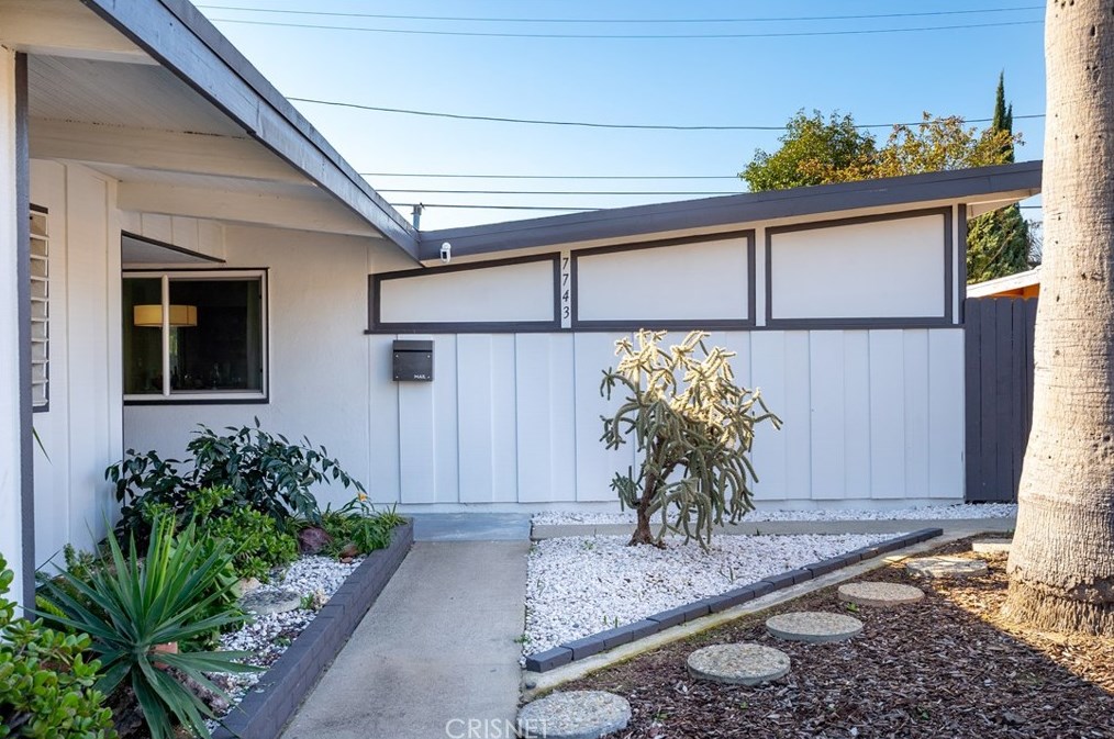 7743 White Oak Ave, Los Angeles CA  91335-2239 exterior