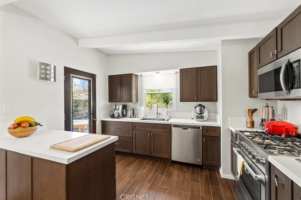 7743 White Oak Ave, Los Angeles CA  91335-2239 exterior