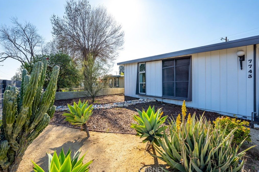 7743 White Oak Ave, Los Angeles CA  91335-2239 exterior