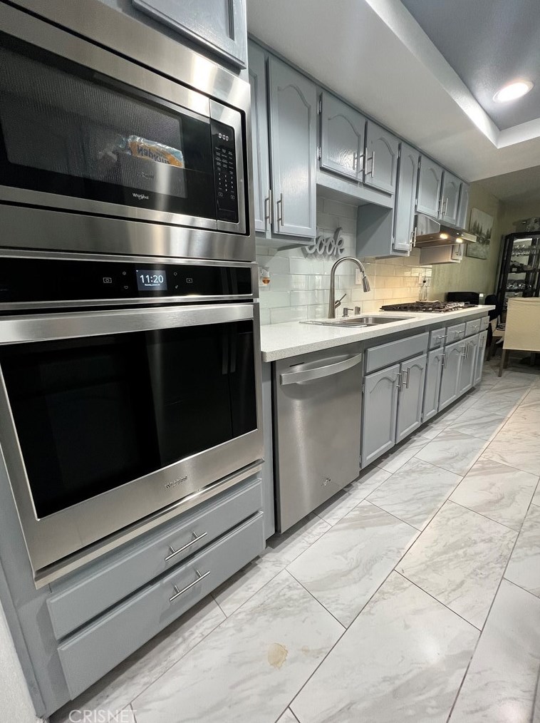211 Hawk Ln, Palmdale, CA 93551-3618