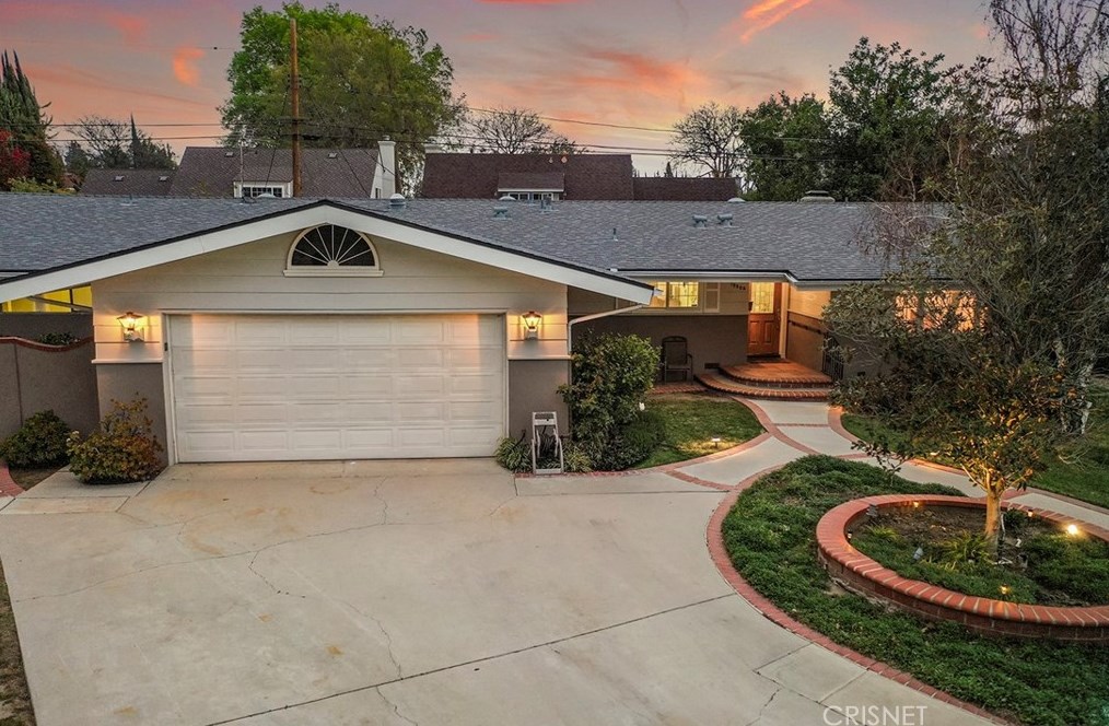 19800 Kinzie St, Chatsworth, CA 91311-5612