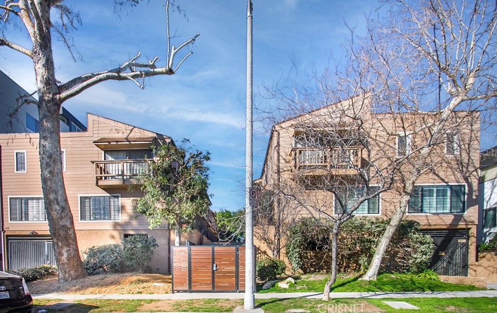 12115 Valleyheart Dr, North Hollywood, CA 91604-2086