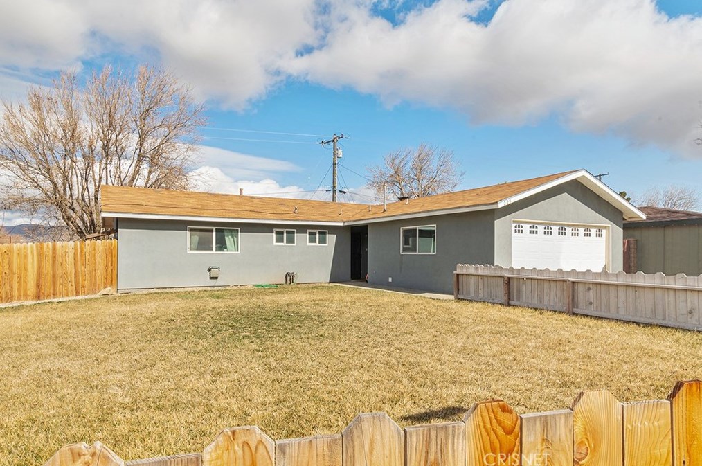 225 Pine Ct, Tehachapi, CA 93561-2220