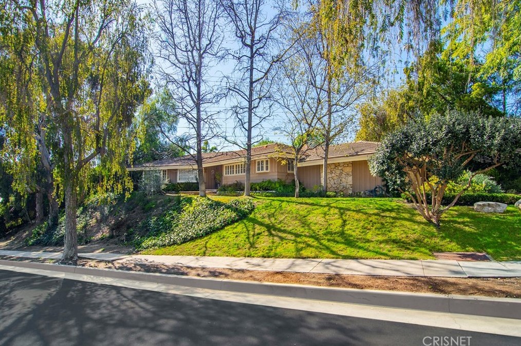 4611 Cerro Verde Pl, Los Angeles, CA 91356-4807
