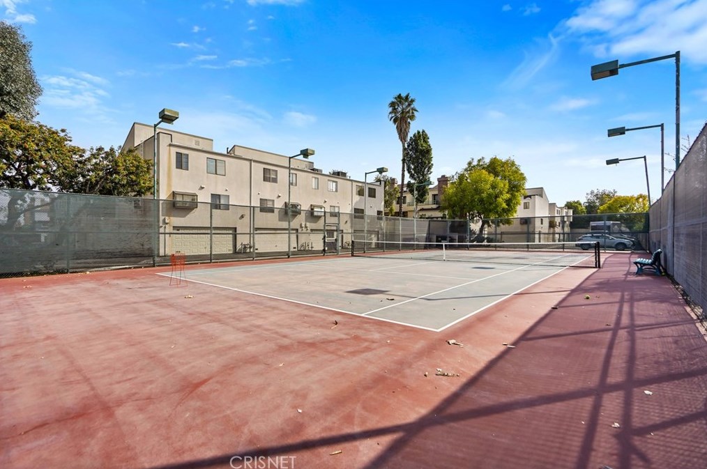18759 Hatteras St, Los Angeles CA  91356-1496 exterior