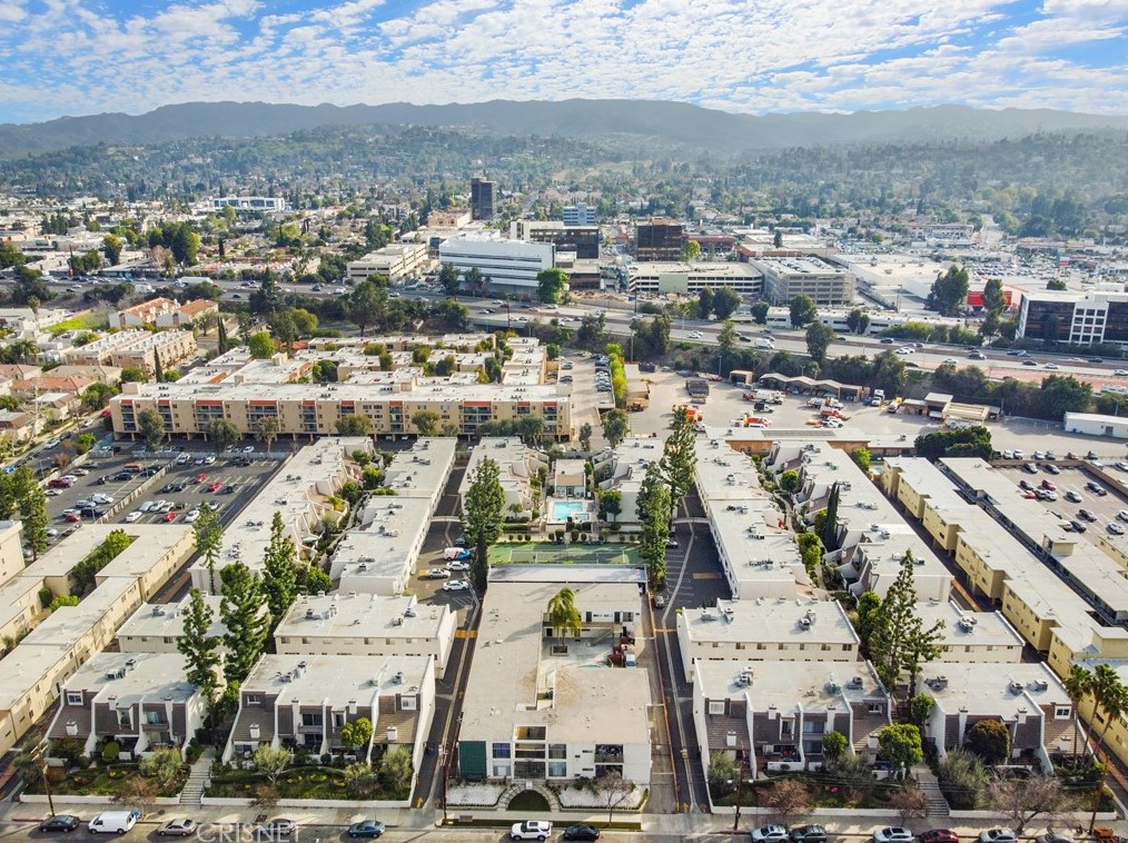 18360 Collins St, Los Angeles CA  91356-2403 exterior
