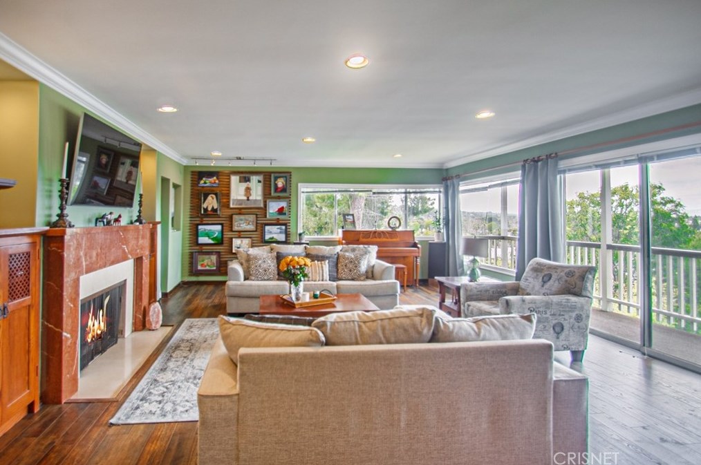 3989 Sunswept Dr, North Hollywood, CA 91604-2331