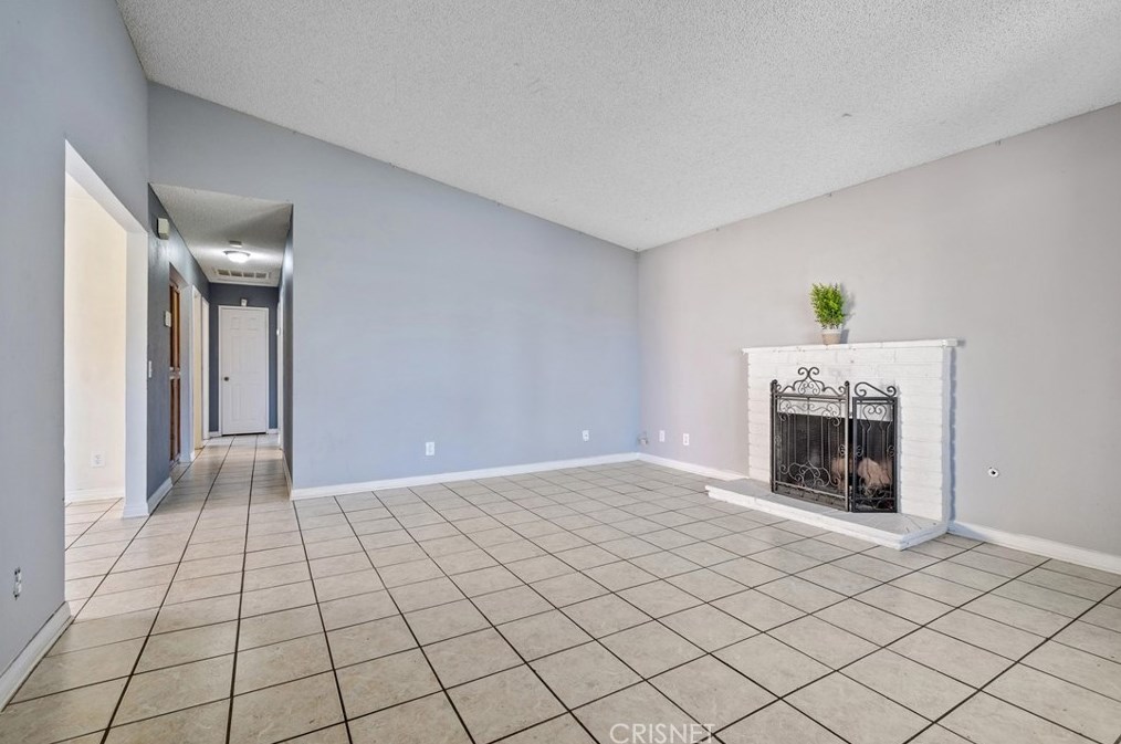 37318 27th St, Palmdale, CA 93550-6431