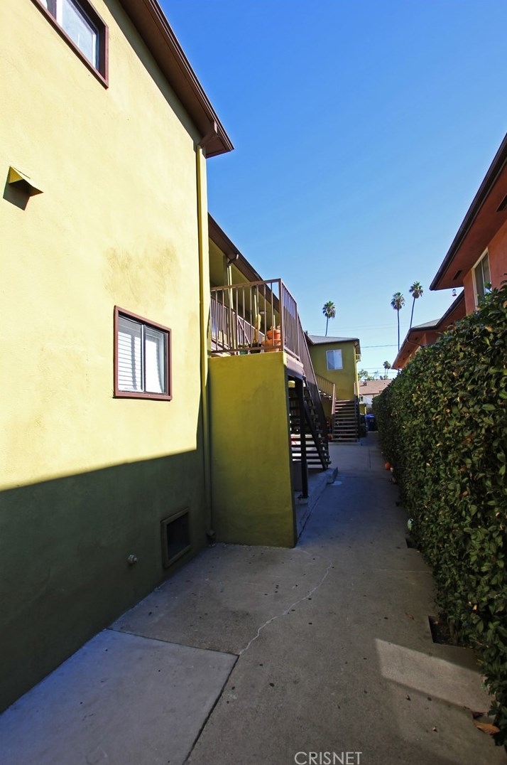 1646 Harvard, Los Angeles CA  90047-4232 exterior