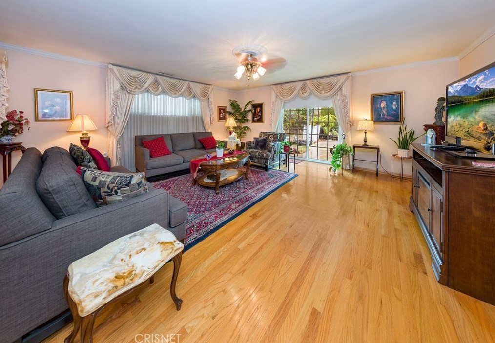 10421 Amestoy Ave, San Fernando CA  91344-6226 exterior