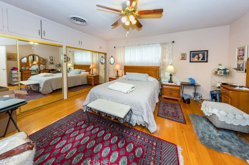 10421 Amestoy Ave, San Fernando CA  91344-6226 exterior