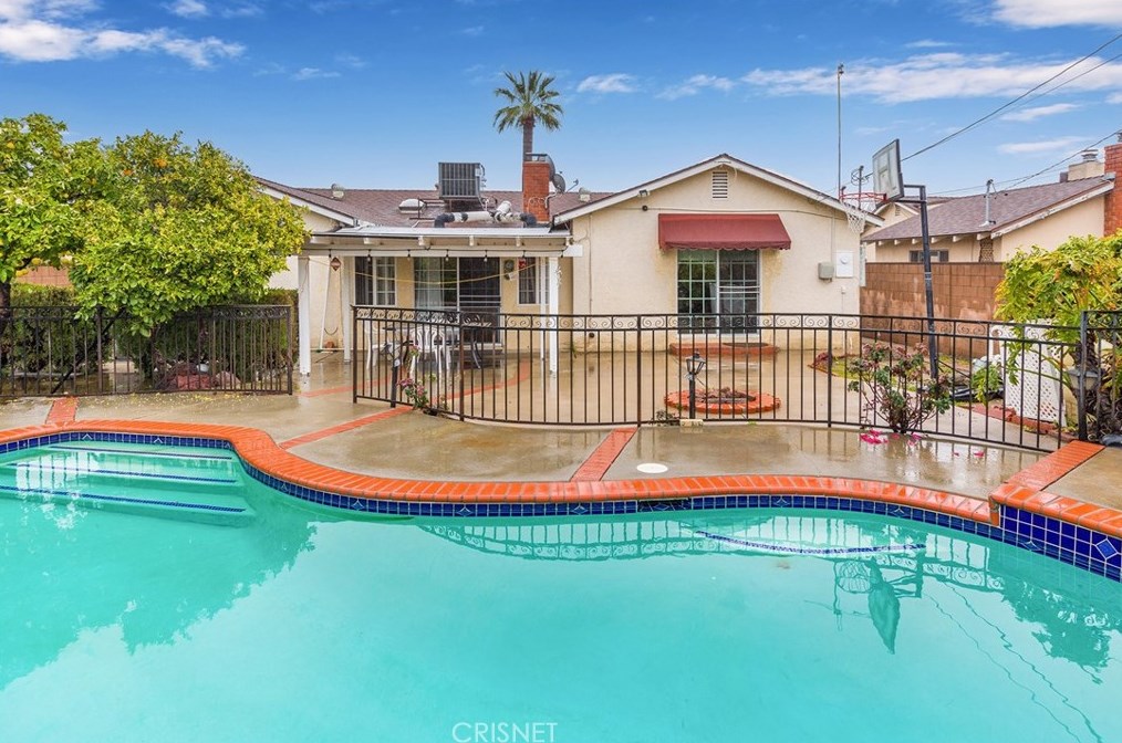 10421 Amestoy Ave, San Fernando CA  91344-6226 exterior