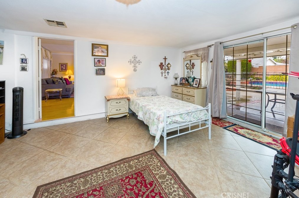 10421 Amestoy Ave, San Fernando CA  91344-6226 exterior