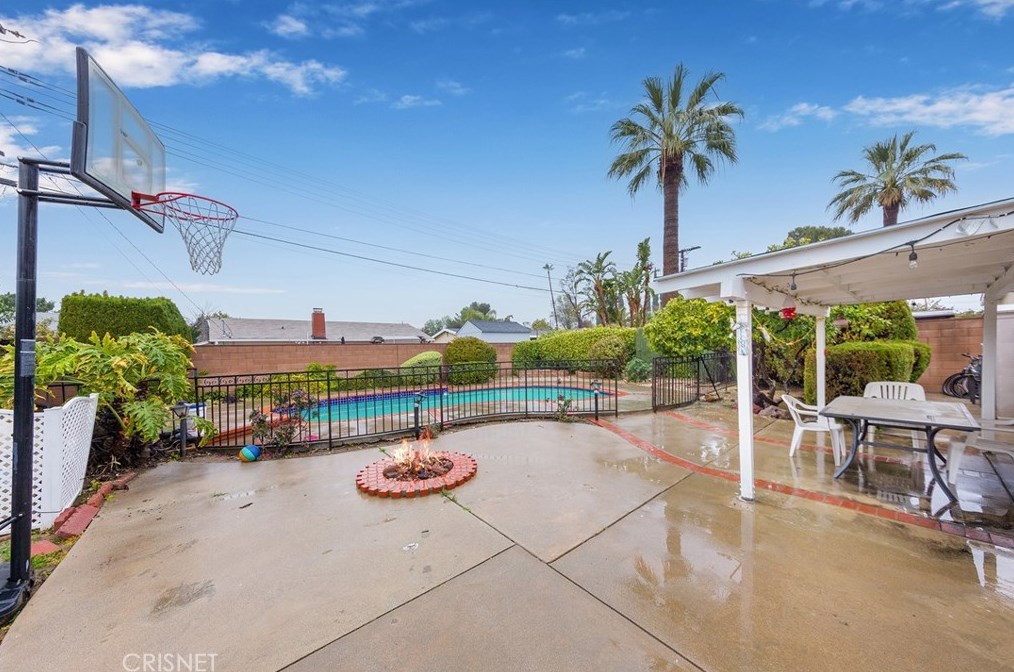 10421 Amestoy Ave, San Fernando CA  91344-6226 exterior