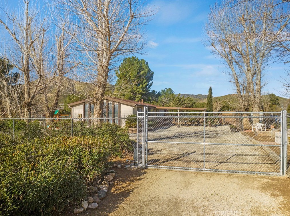 32501 Crown Vly Rd, Acton CA  93510-2619 exterior