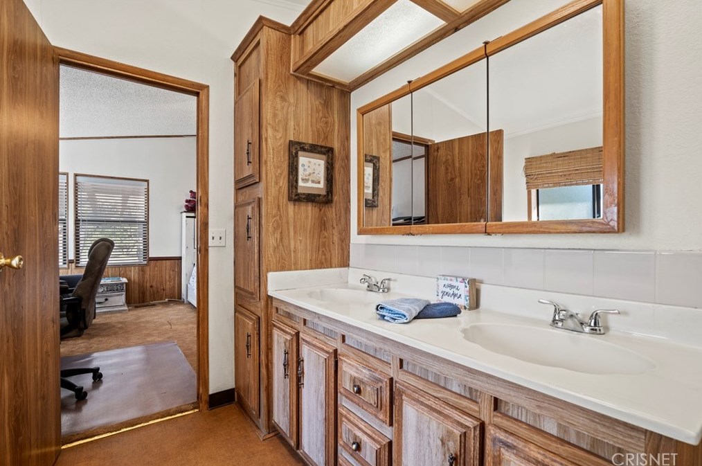 32501 Crown Vly Rd, Acton CA  93510-2619 exterior