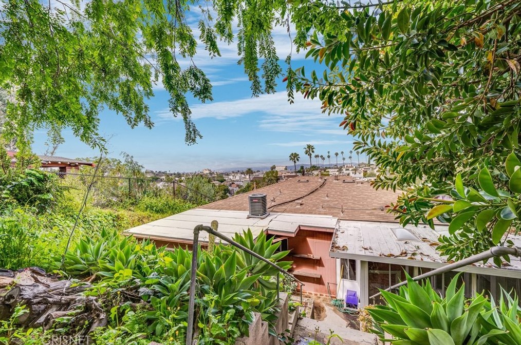 1346 Sutherland St, Los Angeles CA  90026-3434 exterior