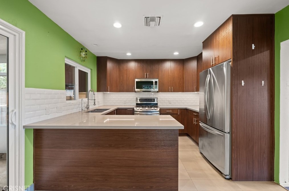 1346 Sutherland St, Los Angeles CA  90026-3434 exterior