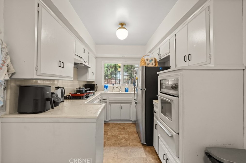 1346 Sutherland St, Los Angeles CA  90026-3434 exterior