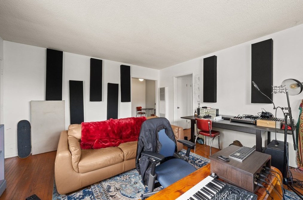 1346 Sutherland St, Los Angeles CA  90026-3434 exterior