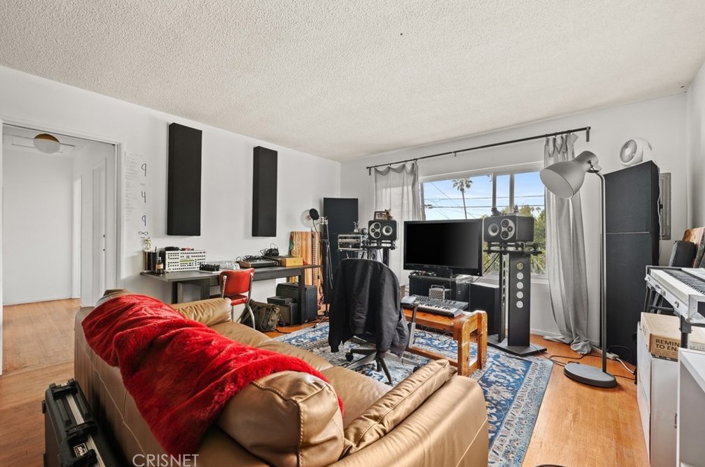 1346 Sutherland St, Los Angeles CA  90026-3434 exterior