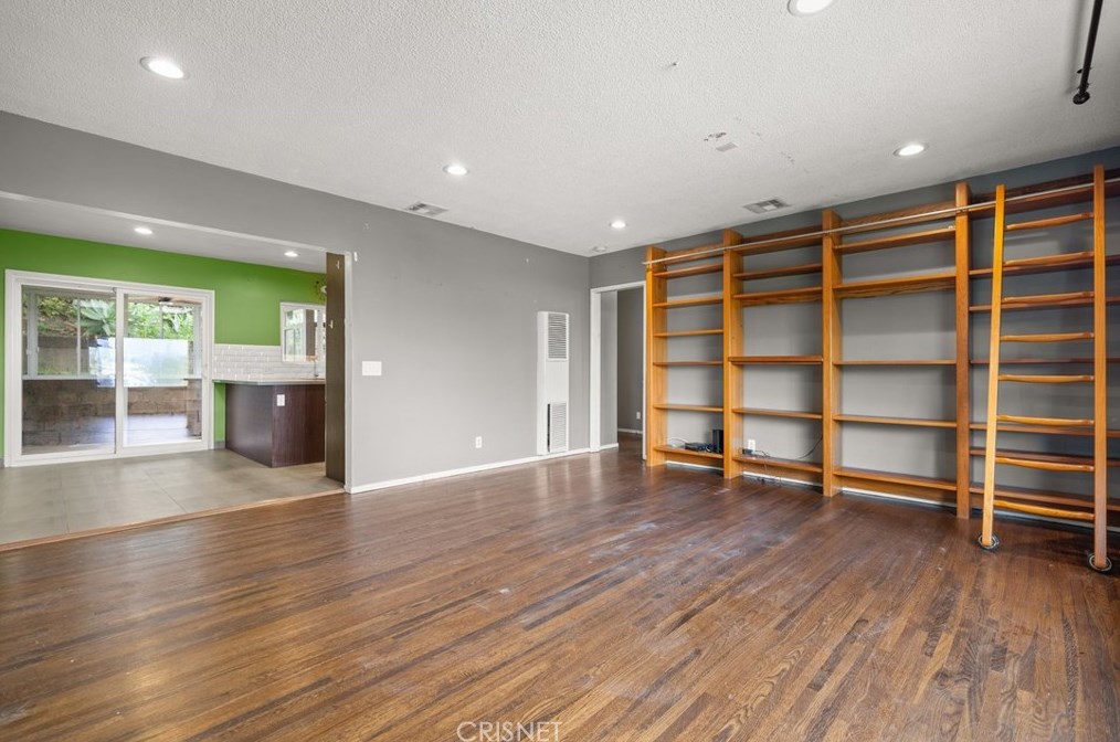 1346 Sutherland St, Los Angeles CA  90026-3434 exterior