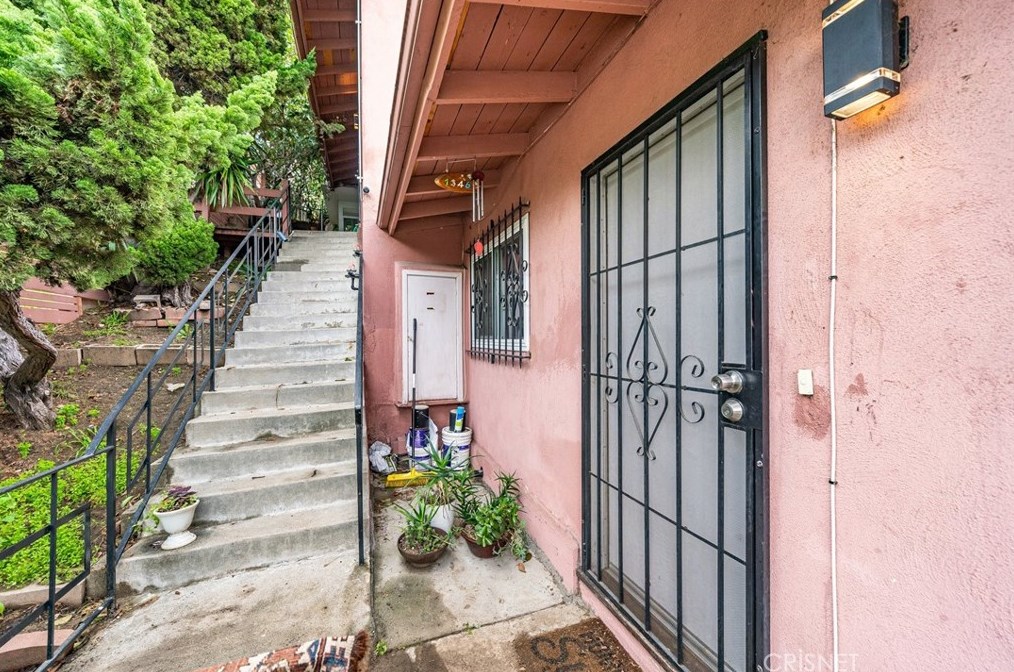 1346 Sutherland St, Los Angeles CA  90026-3434 exterior