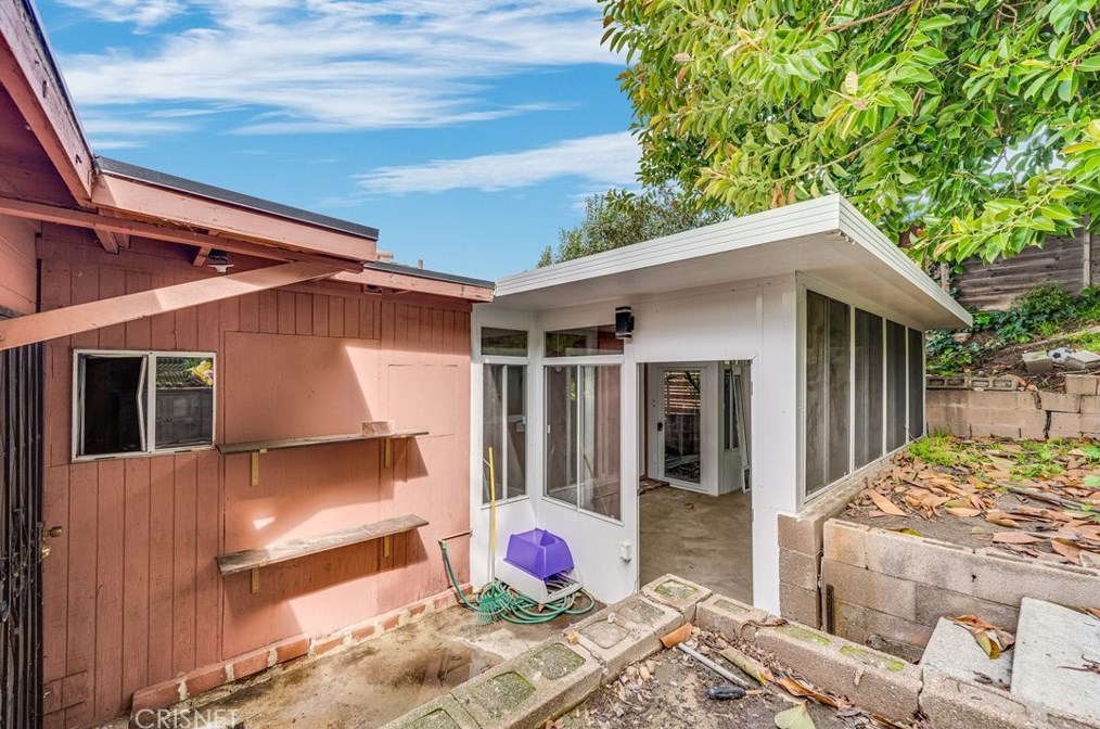 1346 Sutherland St, Los Angeles CA  90026-3434 exterior