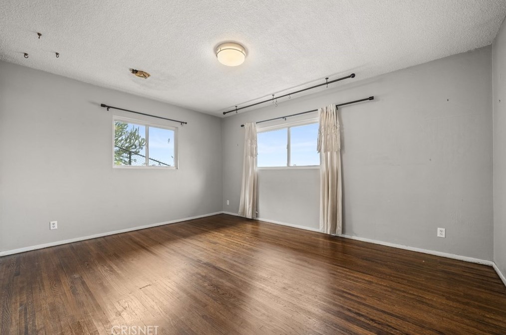 1346 Sutherland St, Los Angeles CA  90026-3434 exterior