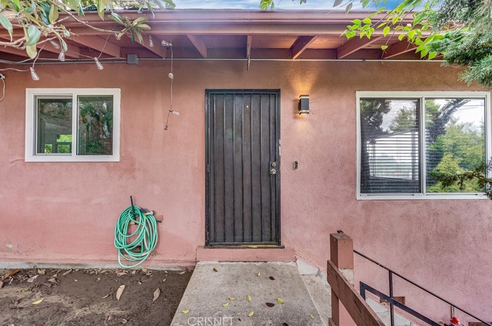 1346 Sutherland St, Los Angeles CA  90026-3434 exterior