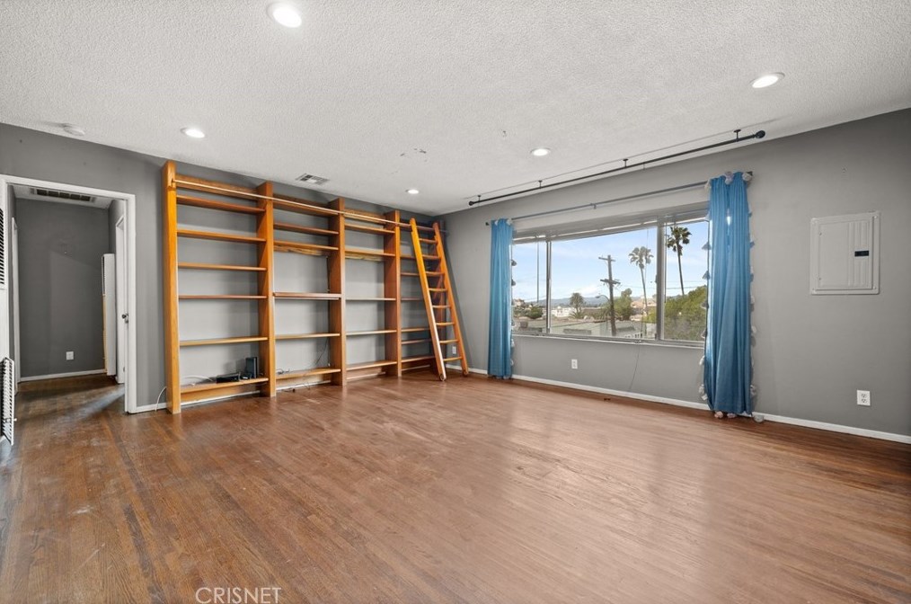 1346 Sutherland St, Los Angeles CA  90026-3434 exterior