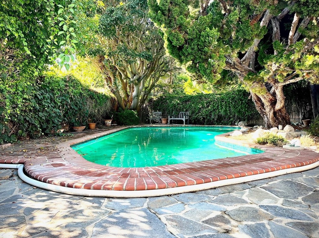 13208 Dobbins Pl, Los Angeles, CA 90049-3623