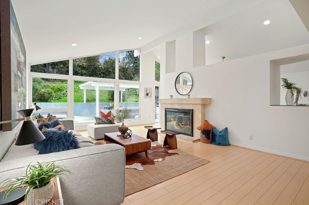 22328 De Grasse Dr, Calabasas, CA 91302