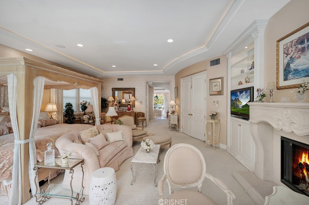 3719 Winford Dr, Los Angeles CA  91356-5810 exterior