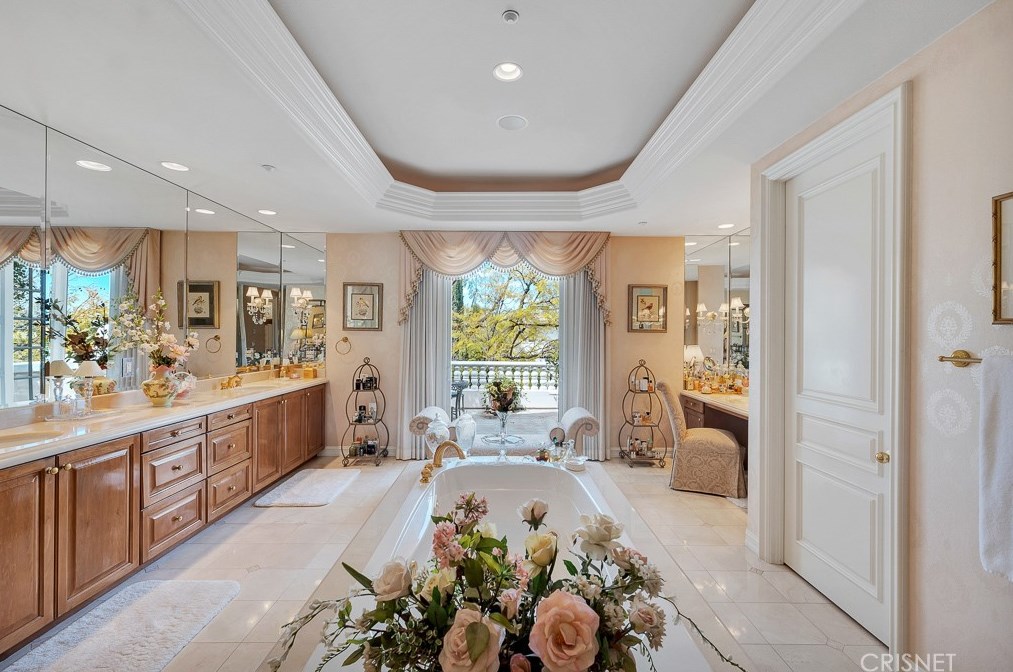 3719 Winford Dr, Los Angeles CA  91356-5810 exterior