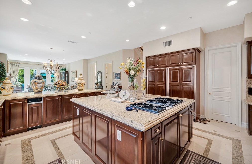 3719 Winford Dr, Los Angeles CA  91356-5810 exterior