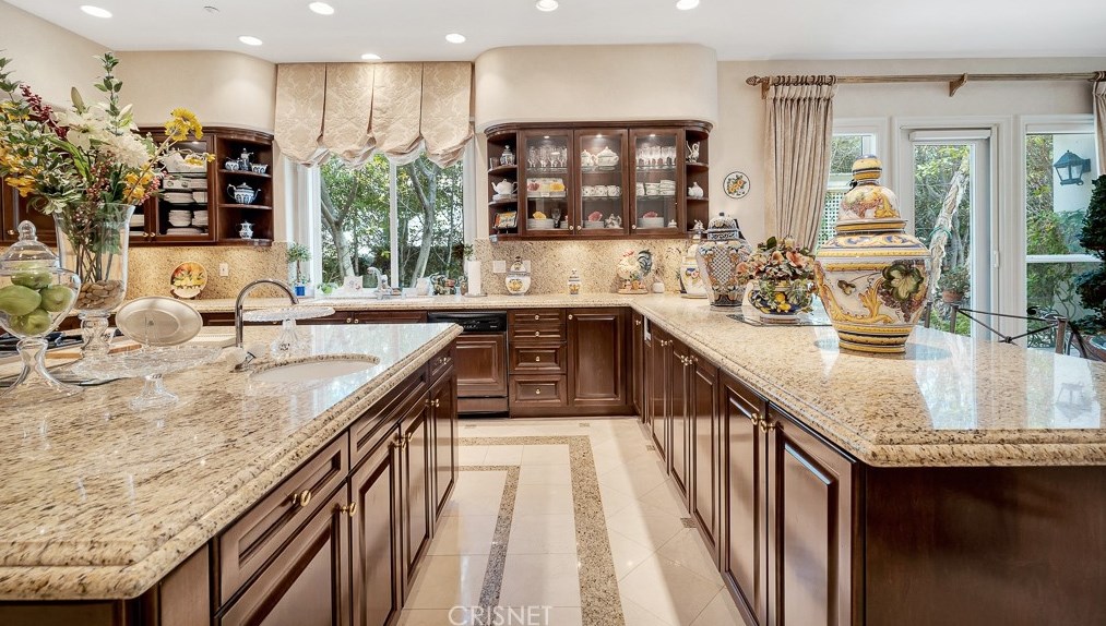 3719 Winford Dr, Los Angeles CA  91356-5810 exterior