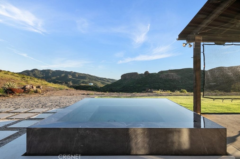 32194 Mulholland Hwy, Malibu CA  90265-2422 exterior