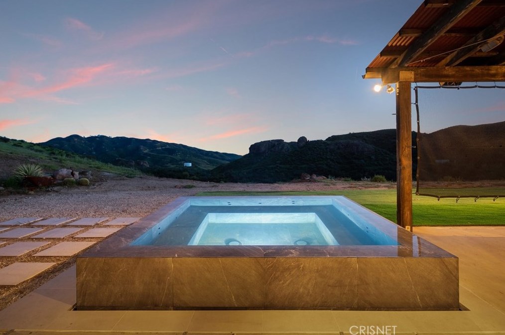 32194 Mulholland Hwy, Malibu CA  90265-2422 exterior