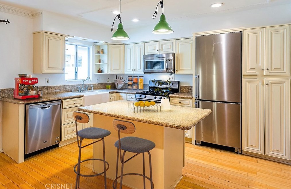 1930 Holly Dr, Los Angeles, CA 90068-3878