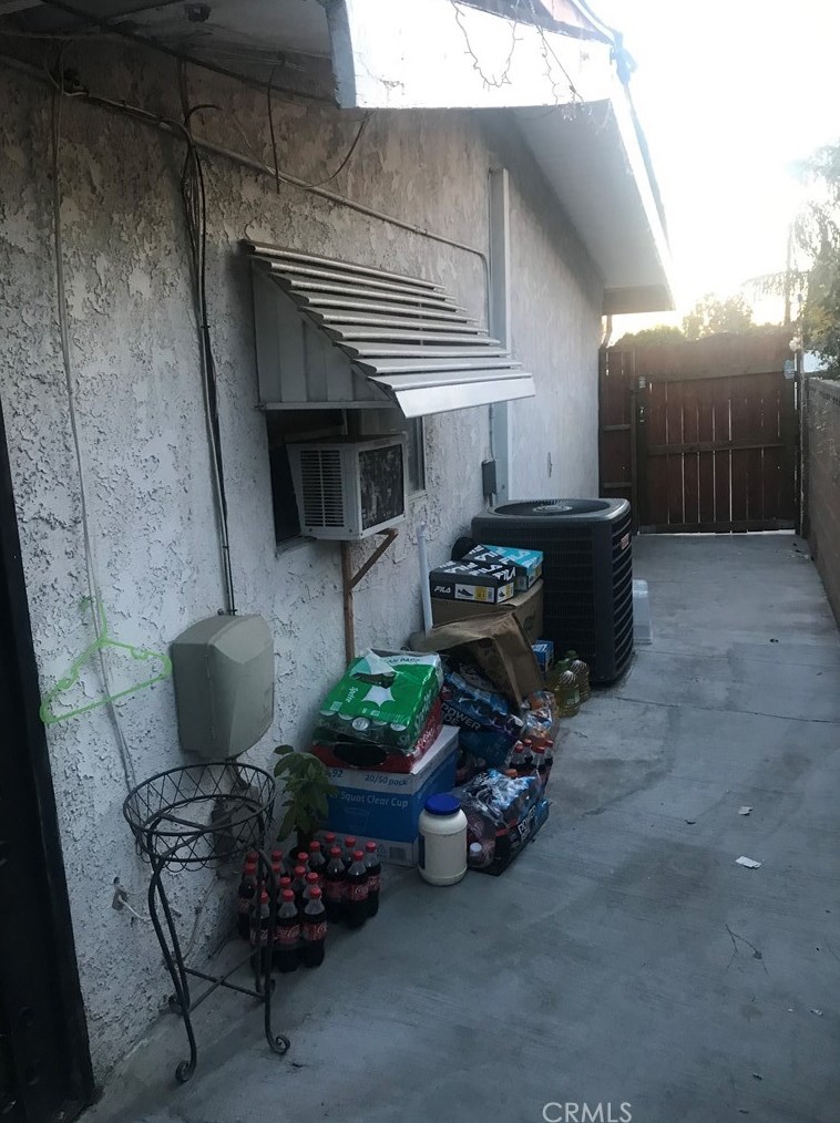 11918 Dronfield Ave, Los Angeles, CA 91331-1033