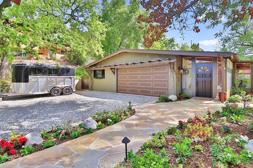 5748 Colodny Dr, Calabasas, CA 91301-2220