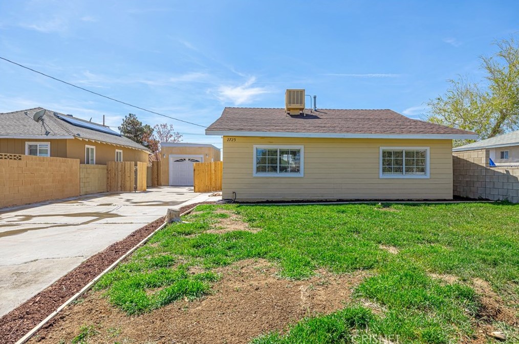 2725 Desert St, Tropico Village, CA 93560