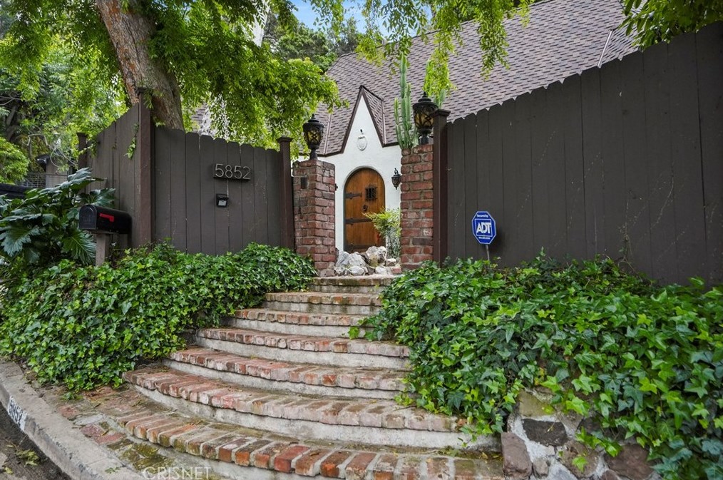 5850 Tuxedo Ter, Los Angeles, CA 90068-2460