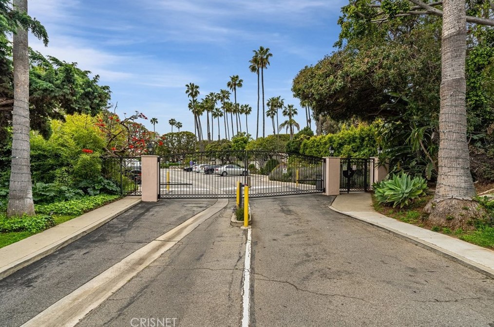 239 Barrington Ave, Los Angeles CA  90049-3363 exterior