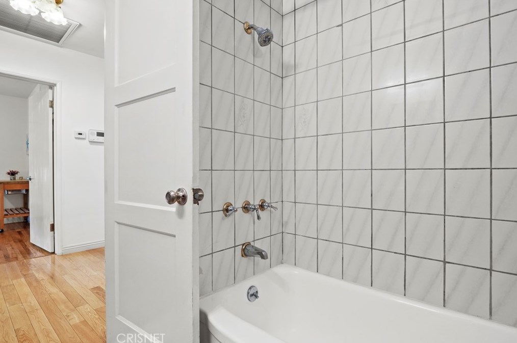 19128 Archwood St, Los Angeles CA  91335-5001 exterior